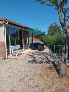 eine Bank auf einer Veranda eines Hauses in der Unterkunft Chalet Var Canebières in Le Muy