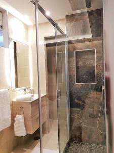 a bathroom with a shower and a sink at FANTASTIC APARTMENT B IN FRONT OF THE SEA & MARINA in Estepona