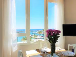 comedor con mesa y vistas al océano en FANTASTIC APARTMENT B IN FRONT OF THE SEA & MARINA, en Estepona