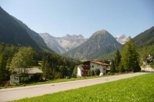 布兰德凯拉艾格酒店的一条山 ⁇ 的路