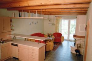 cocina y sala de estar con mesa y sillas en Pension Annelie, en Schullwitz