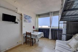 Μια τηλεόραση ή/και κέντρο ψυχαγωγίας στο Location Studio Saint-Cyprien avec parking