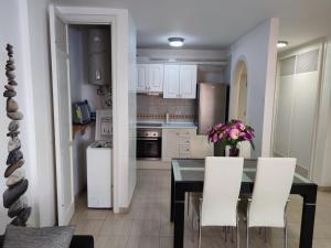 A kitchen or kitchenette at Los Cristianos - heated swimming pool air-conditioned