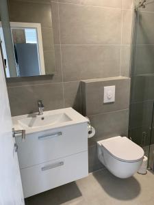 Phòng tắm tại APARTMANI SUNSIDE NIN +35 ảnh