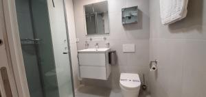 een kleine badkamer met een toilet en een wastafel bij ecoSmart Living in Granada