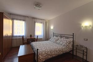 una camera con letto, tavolo e finestre di B&B Sognare A Venezia a Venezia