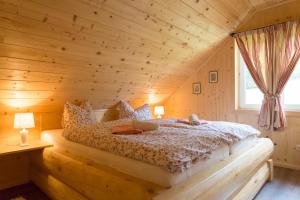 En eller flere senge i et værelse på Holiday Home- Mountain Lodge Gorjuše Pokljuka Bohinj