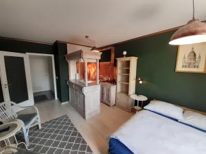 um quarto com uma cama e um fogão em Entrez Radnica em Košice