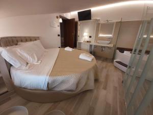una camera con un grande letto di Resort la dimora Maiale brado di Norcia a Norcia