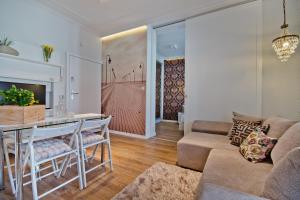 a living room with a table and a couch at Imperial Apartments - Haffner Lux in Sopot