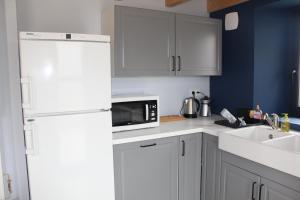 Cuisine ou kitchenette dans l'établissement Maison Belle-Ile en Mer