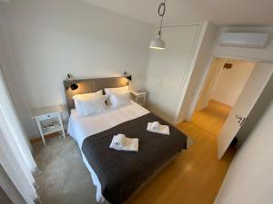 - une chambre avec un lit et 2 serviettes dans l'établissement Casa do Infante, à Lagos