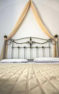 um quarto com uma cama de dossel branca em Meltemi em Chora Folegandros