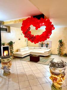a living room with a heart balloon in the middle at B&B Da Felice in Serino