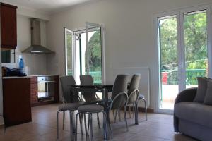 Kuchyň nebo kuchyňský kout v ubytování Villa Pyrgos