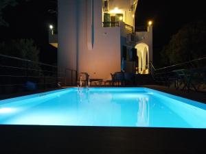 Bazén v ubytování Villa Pyrgos nebo v jeho okolí