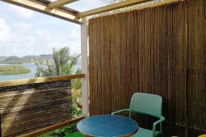 勒马兰Studio lumineux vue exceptionnelle sur la mer的阳台的天井配有桌椅