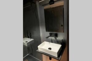 Ein Badezimmer in der Unterkunft Studio au Moulin " Design Noir " Vue Unique