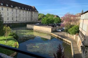 d'un balcon avec vue sur la rivière. dans l'établissement Studio au Moulin " Design Noir " Vue Unique, à Dole