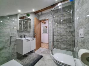 Koupelna v ubytování Rooms Garden + 37 fotografií