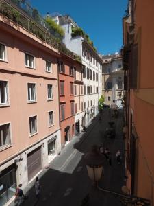 a view of a city street with buildings at Vite 99 spanish steps room in Rome