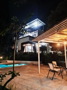 Bazén v ubytování Villa Alessa Puncak nebo v jeho okolí