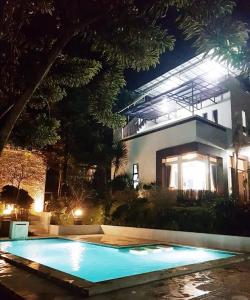 Bazén v ubytování Villa Alessa Puncak nebo v jeho okolí