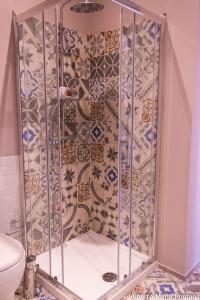 e bagno con servizi igienici e cabina doccia. di Residenza Florida a Noli