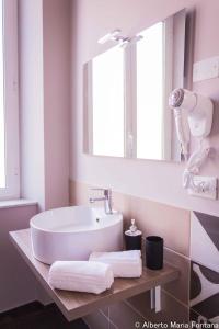 un bagno con lavandino e specchio di Residenza Florida a Noli