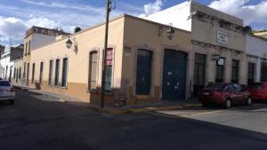 un antiguo edificio al lado de una calle en Casa Gaby en Morelia