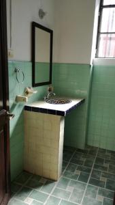 y baño con lavabo y espejo. en Casa Gaby en Morelia