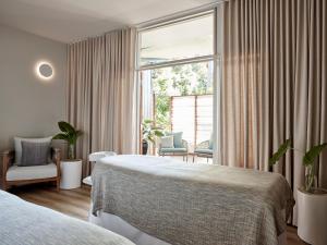 Crystalbrook Byron客房内的一张或多张床位