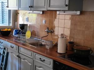 Кухня или мини-кухня в Getaway house Gundula
