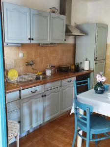 Кухня или мини-кухня в Getaway house Gundula
