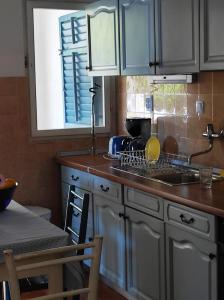 Кухня или мини-кухня в Getaway house Gundula
