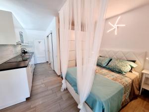 een kleine slaapkamer met een bed en een wastafel bij Apartamento DINO 10 PLAYA ROCA in Costa Teguise