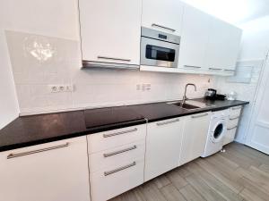 Kuchnia lub aneks kuchenny w obiekcie Apartamento Giovanni 09 Playa Roca
