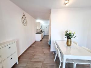 Kuchnia lub aneks kuchenny w obiekcie Apartamento Giovanni 09 Playa Roca