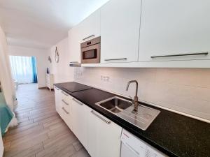 Kuchnia lub aneks kuchenny w obiekcie Apartamento Giovanni 09 Playa Roca