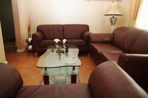 ein Wohnzimmer mit 2 Sofas und einem Couchtisch in der Unterkunft Hotel Garni Rimski in Novi Sad