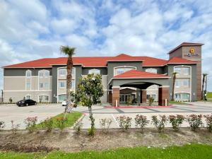 ein Hotel mit einer Palme vor einem Gebäude in der Unterkunft La Quinta by Wyndham Port Arthur in Port Arthur