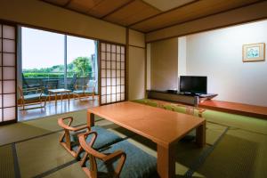 Habitación con mesa, sillas y ventana grande. en Miyako Resort Okushima Aqua Forest (Hotel Kintetsu Aqua Villa Ise Shima), en Shima