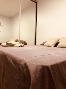 Un pat sau paturi într-o cameră la ART DESIGN STUDIO APART