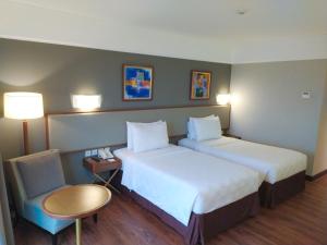Postel nebo postele na pokoji v ubytování Swiss-Belhotel Bogor