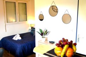 um quarto com uma cama e uma taça de fruta em STUDIO'MARCEL em Blagnac