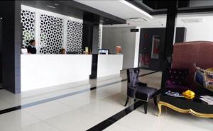 una sala d'attesa con una sedia e un bancone di Hotel Austin Paradise a Johor Bahru