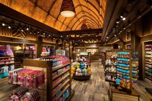 una tienda llena de muchos tipos diferentes de mercancías en Disney Explorers Lodge en Hong Kong