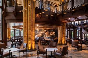 Ο χώρος του lounge ή του μπαρ στο Disney Explorers Lodge