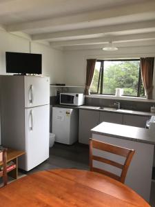 A kitchen or kitchenette at Tophouse Mountainview Cottages