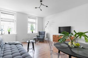 ein Wohnzimmer mit einem Sofa und einem Tisch in der Unterkunft Parkowa 33 Apartment Sopot in Sopot